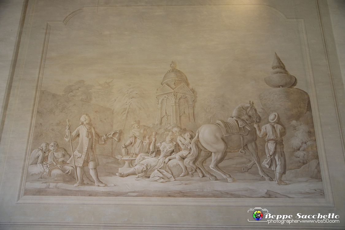 VBS_6627 - Villa Pisani - Stra (Venezia).jpg - SALA DELLA VILLEGGIATURA  Questo ambiente è affrescato da Francesco Simonini (1686 - post 1755) con grandi scene monocrome: i I Ballo campestre e l' Intrattenimento galante in giardino. I busti scultorei, forse di Giacomo Antonio Pasonelli (secc. XVII-XVIII) raffigurano, in senso orario, da sinistra: la Primavera, l'inverno, l'Estate e l'Autunno. 